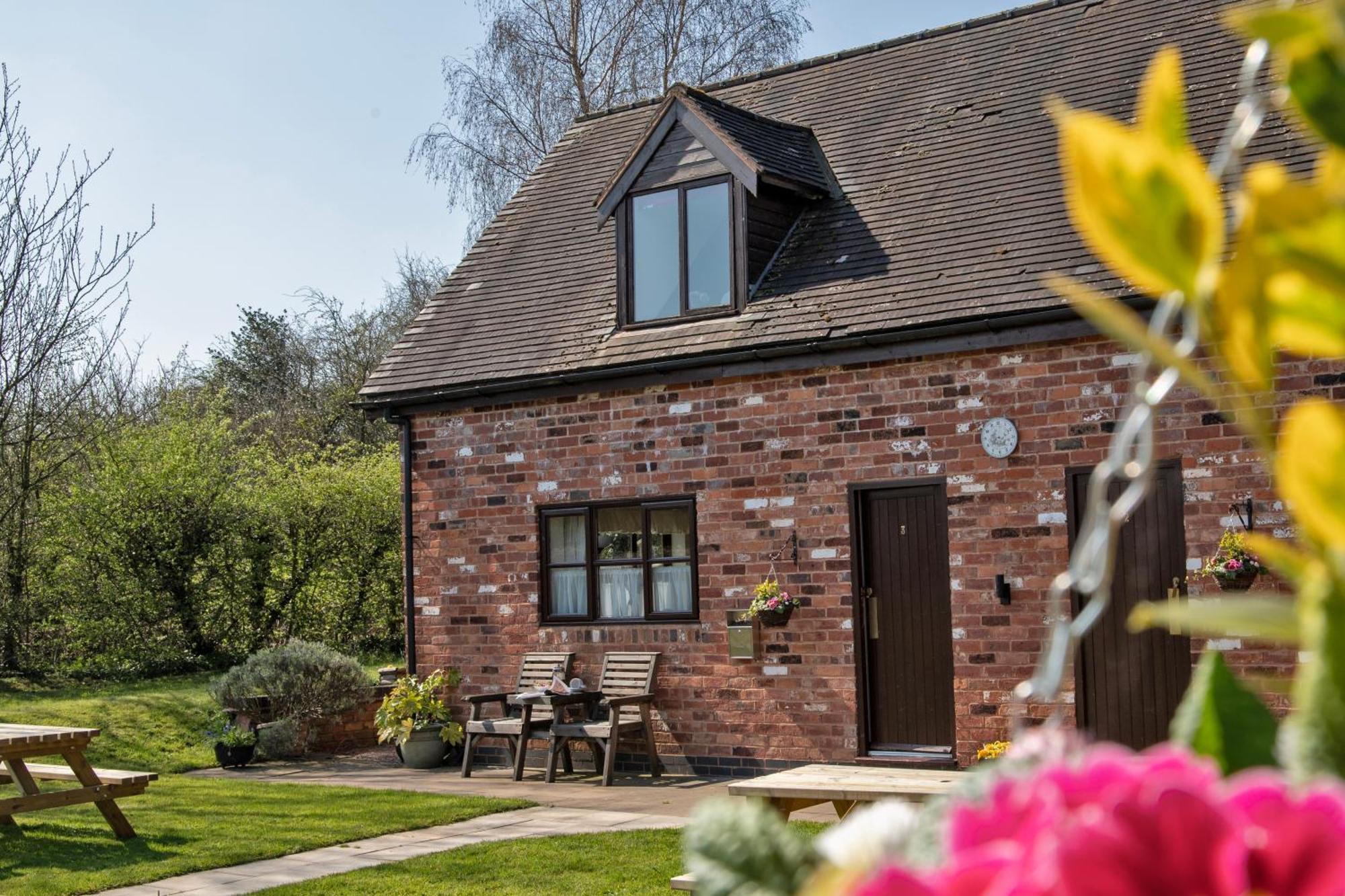 Charlie'S Cottage With Alpacas And 7Mins Drive To Alton Towers Denstone Bagian luar foto